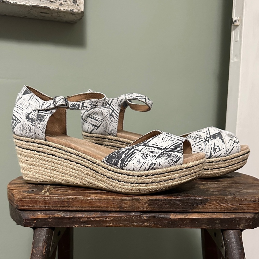 TOMS Woman’s Grey Suede Scratch Platform Espadrille Wedge